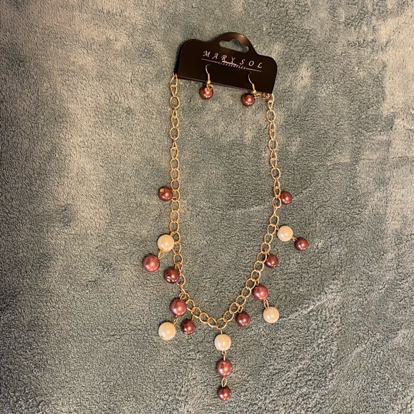 Beautiful Necklace with matching earrings - Picture 2 of 5